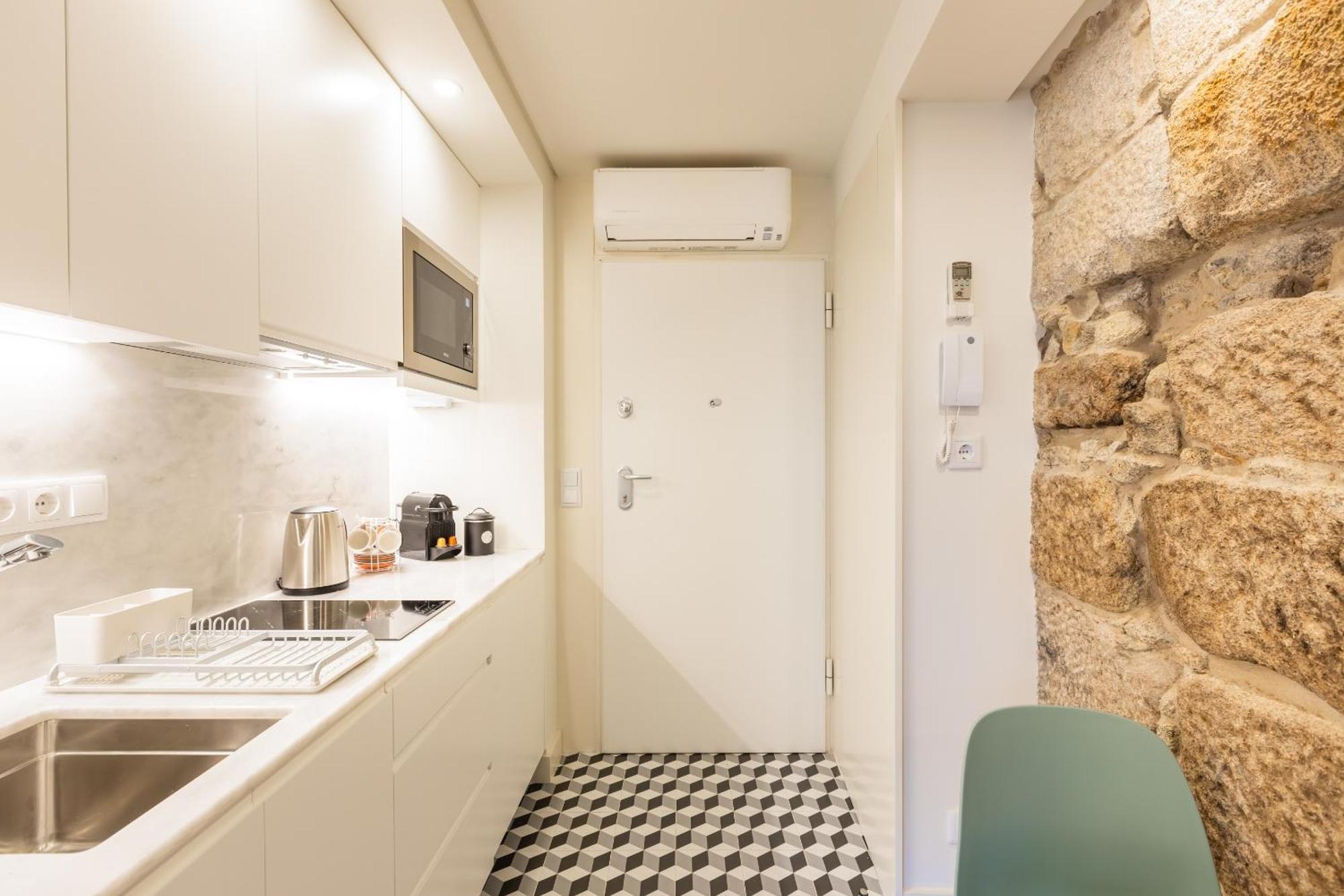Clerigos Tower - Experience In Porto Apartment Room photo